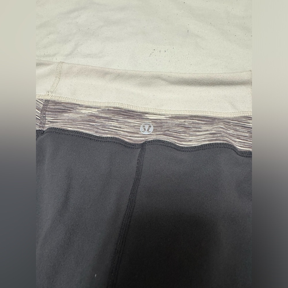 Lululemon Reverse Groove Short - Picture 4 of 6